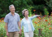 原创
            为什么老年人会长“老年斑”？预防改善老年斑3个方法！
                
                 
    