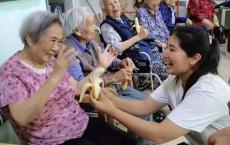 励超教育——“走进老人，关爱老人”
                
                 
    