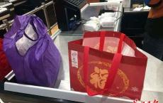 小推车、无纺布袋……在商超，过半顾客自带购物装备