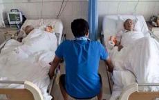 我该如何养老！独生子守护在父母床边，背影中透出沉重的压力