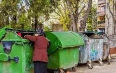 为什么总有老人爱在小区里翻垃圾？真相刺痛无数子女：我们也不想