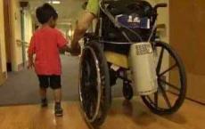 老人院走进可爱活泼的小孩子后，生命的光辉在这里交替