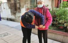 万宏集团免费为旗下12家养老院的老人配备了“智能防摔马甲”