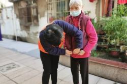 万宏集团免费为旗下12家养老院的老人配备了“智能防摔马甲”