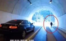 看到这个老人，民警决定_跟