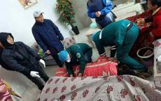 暖心！张家界老人雪天骨折，村民帮医护人员除雪推救护车