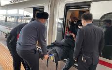 老人高铁上突发疾病怕他受凉客运员脱下工装