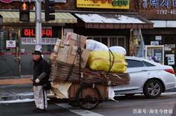 近十年日本人口由1.28亿降到1.268亿，减少120万，老龄化升到27%