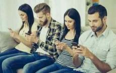 我们，终于都活在手机里了...