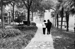 郑州一对老夫妇“无儿无女”想“以房养老”却遇到诸多难题