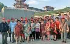 “老年旅游团”就几百块钱，他们怎么挣钱，看完你可能反对父母去