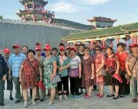 “老年旅游团”就几百块钱，他们怎么挣钱，看完你可能反对父母去