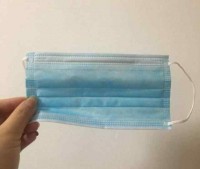 大连一老人独自乘公交,司机让老人戴口罩,老人却将口罩递给司机