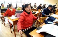 新民快评_“两只手”发力,让老年教育不再“僧多粥少”