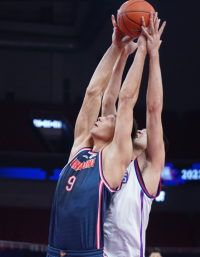 广东横扫天津进8强，杜锋心情颇佳“抢镜”