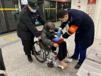 将乘客视为家人，让爱在地铁延续郑州地铁员工守护老年乘客出行