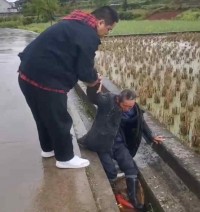 【我为群众办实事】耄耋老人摔至水沟 法院干警热心相助