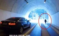 看到这个老人，民警决定_跟