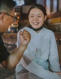 昨夜,她的笑容,让全网心疼…