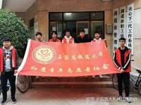 霜打檐边，温暖离退