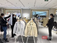 羽绒服做成风衣样,轻薄款变得更修身,武汉人冬天保暖真“型”