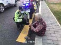 家人报警_老人已走失一天，铁骑巡逻发现及时送回