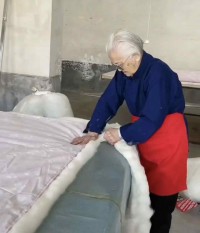 94岁还被家人当摇钱树?网红老人每天直播长达8小时两个月赚百万