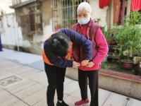 万宏集团免费为旗下12家养老院的老人配备了“智能防摔马甲”