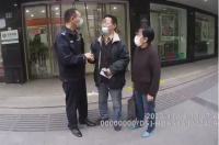 老人深陷骗局欲转账,民警苦劝守住7000元