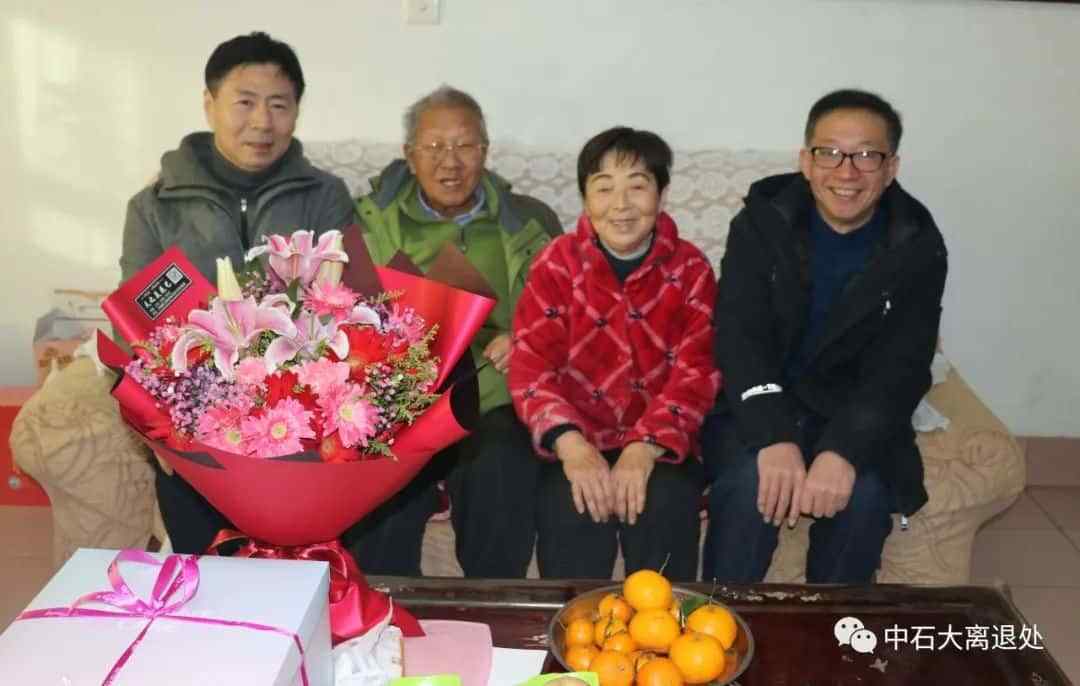 学校为离休干部黄超凡庆祝90岁大寿